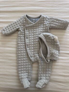 GAP Quilted Light Gray Footed One-Piece with Matching Hat